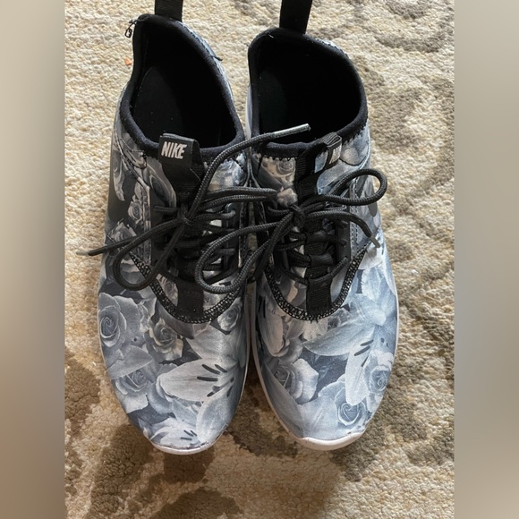 Women’s Floral Nike Shoes - Picture 2 of 2